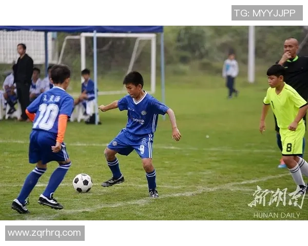 速写足球明星：从绿茵场上的技术大神到场外的魅力人生